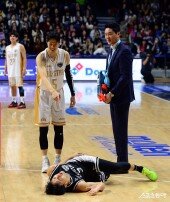 김선형, 허웅이 넘어졌어요~