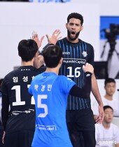 레오, 블로킹 득점에 짜릿한 포효