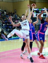 김소니아 ‘못 잡겠어’