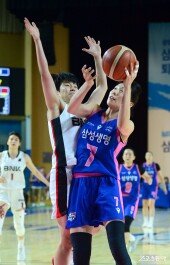 강유림 ‘슛 찬스’