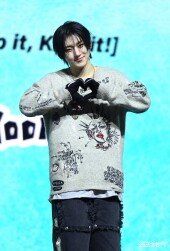 킥플립 계훈 ‘귀여운 손하트’