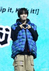 킥플립 케이주 ‘귀여운 손가락 하트’