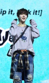 킥플립 동현, 귀여운 막내 미소