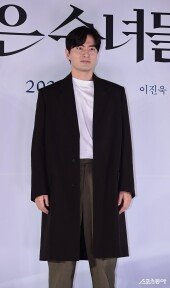 이진욱, 사제복 벗고