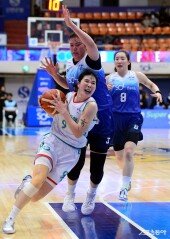 김시온, 과감한 골밑 돌파~