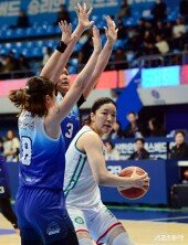 양인영 ‘밀착 수비를 뚫어라~’