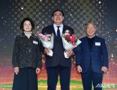 축하 꽃다발 받는 하형주 이사장