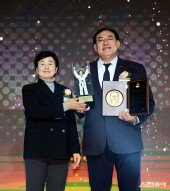 하형주 이사장, ‘2024 대한민국 스포츠영웅 헌액식’ 헌액패 들고