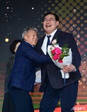 하형주 이사장, 엄홍길 대장의 격한 축하