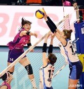 정윤주 ‘막아도 소용없어’