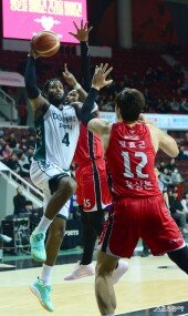 카터 ‘코트 위를 날아간다’