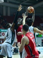 오브라이언트 ‘골밑 슛’