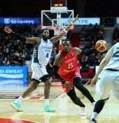 버튼 ‘수비 제치고’