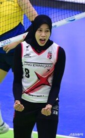 메가, 득점 성공에 두 주먹 불끈!