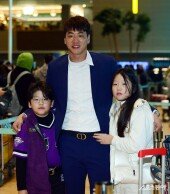 김광현, 가족의 배웅을 받으며 전지훈련 출국!