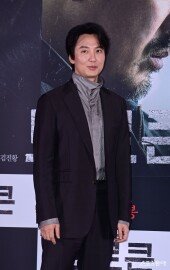 김남길, 장난기 숨긴 미소