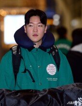 박주성, 긴 비행시간에 목베개는 필수~