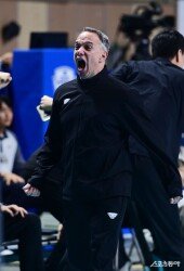 마우리시오 감독, 역전 성공에 강렬한 포효