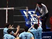 판정에 항의하는 우리카드