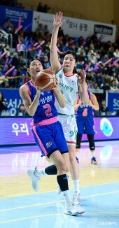 이해란 ‘골밑 돌파’