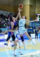 김아름-유즈키 ‘볼을 향해’