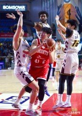 오세근 ‘사방이 적이다’