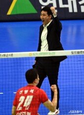 권영민 감독 ‘주먹 불끈~’