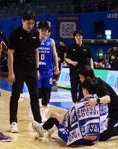 최성모 부상에 코트로 나온 김효범 감독