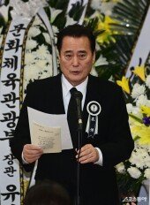 추도사하는 김성환