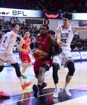 버튼 ‘수비 따돌리고’