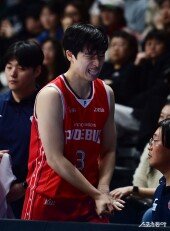 박무빈, 손고락 통증 호소하며 교체