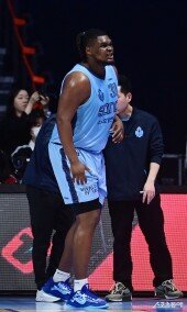 번즈, 종아리 통증으로 교체