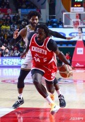 워니 ‘수비 제치고’