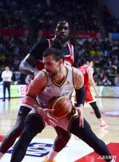 마레이 ‘수비 등지고’