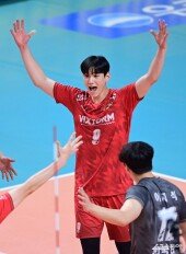 임성진, 연속 서브 득점에 짜릿한 포효