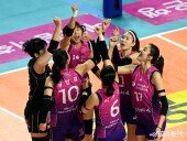 서브득점에 기뻐하는 흥국생명