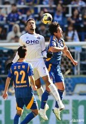 모따-김영권, 치열한 헤딩 경합