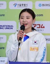 윤아선, 상큼한 인사