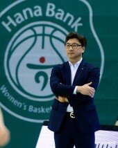 김도완 감독, 경기가 안 풀리네