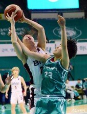 김소니아-박진영 ‘치열한 리바운드 다툼’