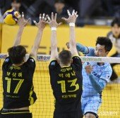 송명근 ‘새끼손가락에 맞았다’