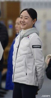 밝게 웃는 김채연