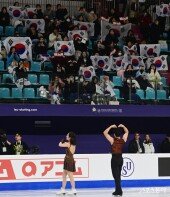 팬들에게 하트 보내는 임해나-권예