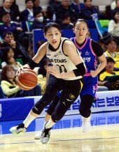 강이슬, 부상 투혼~