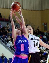 김아름-송윤하 ‘치열한 리바운드 다툼’