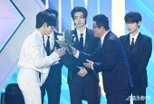 제로베이스원 장하오-임찬 대표 ‘인기상 축하해요’
