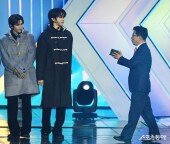 라이즈 향해 박수치는 박현진 스포츠동아 대표