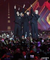 82메이저, 무대를 장악