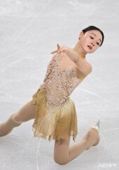 김채연, 우아한 손동작