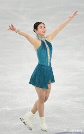 윤아선, 비타민 머금은 인사